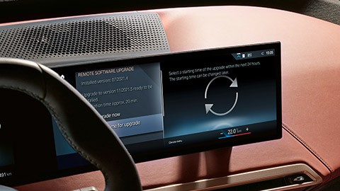 Remote Software ažuriranje - Prikaz izbliza zakrivljenog ekrana BMW iX.
