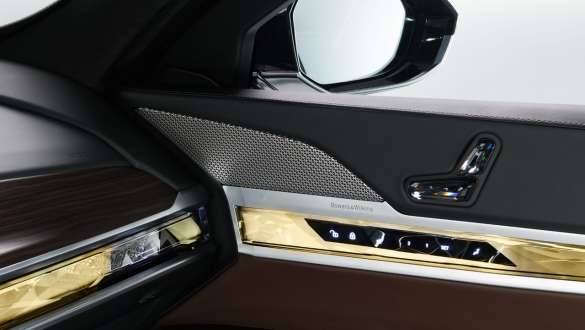 BMW Serije 7 Protection G73 Zvučni sistem Bowers & Wilkins Diamond Surround zvučnik sa oznakom