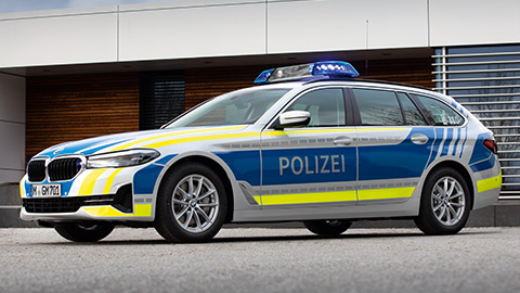 BMW Serije 5 Touring G31LCI policijsko vozilo 7/8 bočni prikaz parkiranog vozila