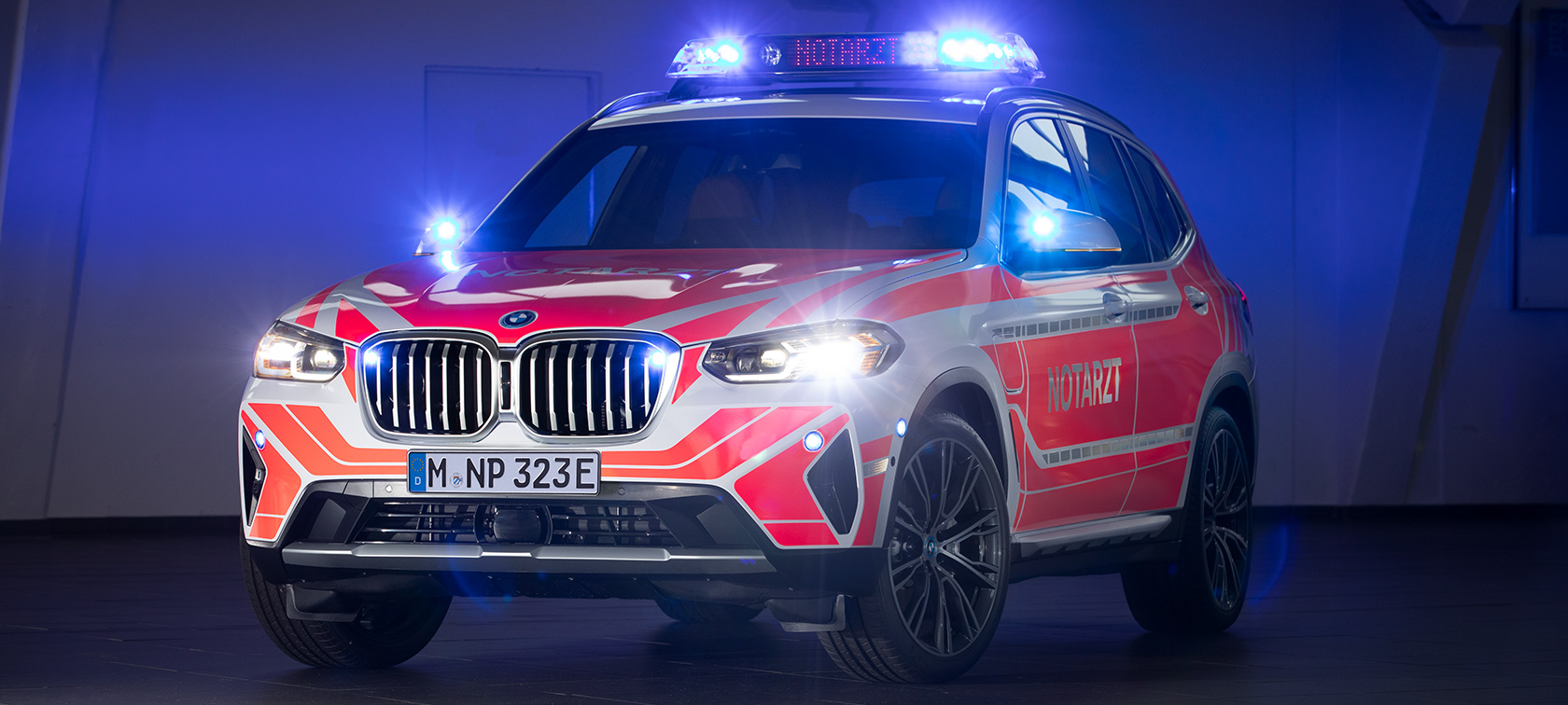 BMW X3 G01LCI vozilo hitne pomoći 1/3 prednji prikaz parkiranog vozila