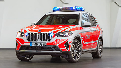 BMW X3 G01LCI vozilo hitne pomoći 1/3 prednji prikaz parkiranog vozila