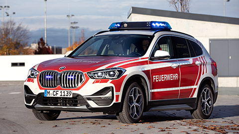 BMW X1 F48LCI vatrogasno vozilo 1/3 prednji prikaz parkiranog vozila